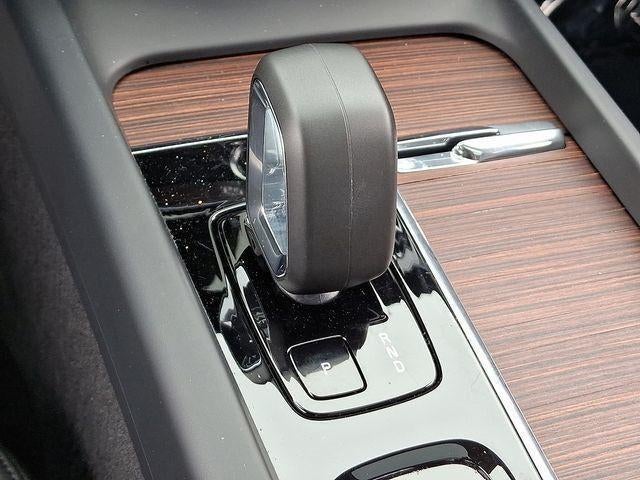 2024 Volvo S60 Plus Dark Theme