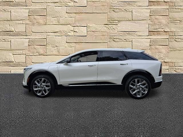 2025 Cadillac OPTIQ Luxury 2