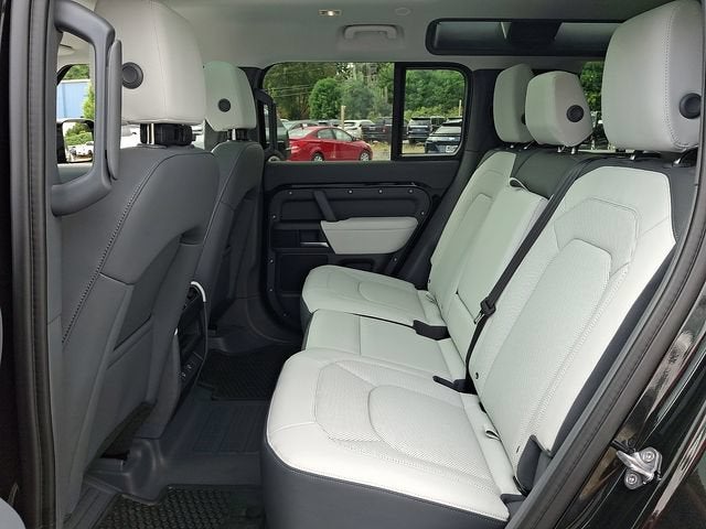 2025 Land Rover Defender 110 P300