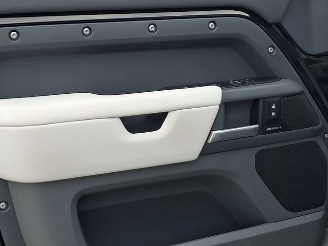 2025 Land Rover Defender 110 P300